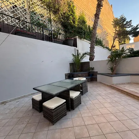 펜션 Entire 3 Bedroom With Terrace In St Julians - Near Spinola Bay *