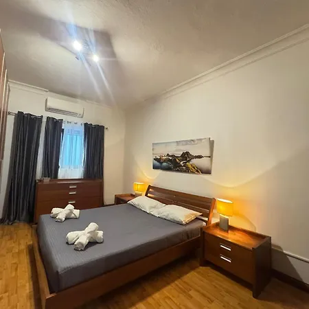 Entire 3 Bedroom With Terrace In St Julians - Near Spinola Bay Дом отдыха Сент Джулианс