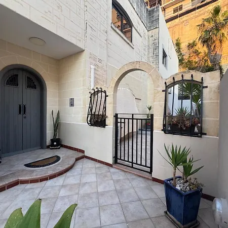 Entire 3 Bedroom With Terrace In St Julians - Near Spinola Bay 펜션 Saint Julian's
